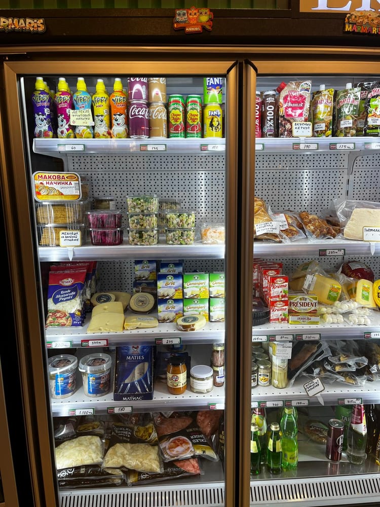 DomaMarket — витрина с напитками и сырами